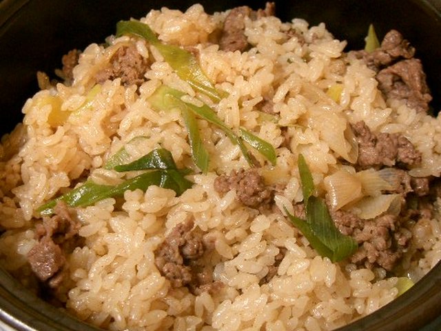 牛丼味の炊き込みご飯 大葉にんにく醤油で レシピ 作り方 By Tomimari クックパッド 簡単おいしいみんなのレシピが360万品