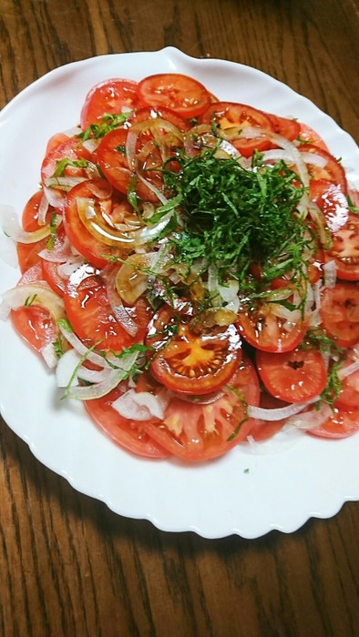 トマトとスライスオニオンの和風サラダの写真