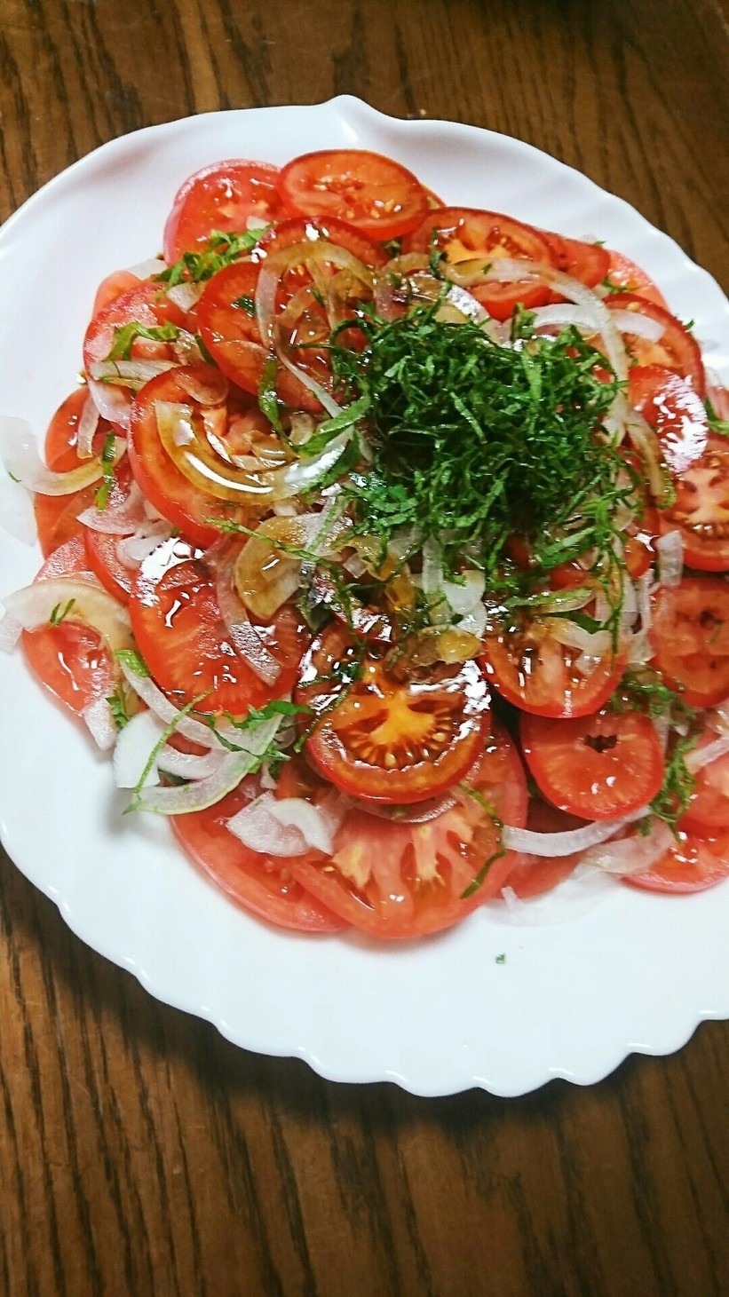 トマトとスライスオニオンの和風サラダの画像