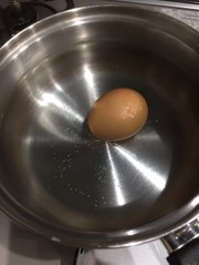 温泉卵と半熟卵の写真