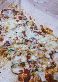 鶏むね肉とズッキーニの簡単ピザ