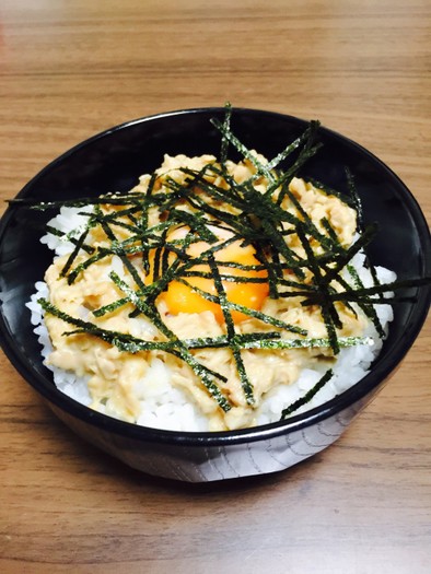 簡単ですぐ出来る納豆丼  〜卵黄のせの写真