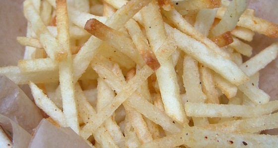 カリカリに焼いたフライドポテトのレシピ