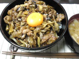 *豚とキノコの甘辛丼*