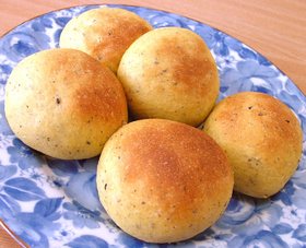 ノンバター!ふわふわ☆黒ゴマロールパン☆