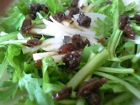 春菊と玉葱のレーズンドレッシングサラダ