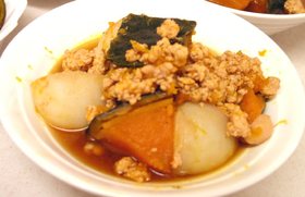南瓜と蕪と鶏ひき肉の煮物