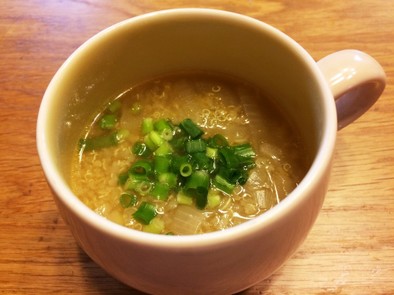 NZ産玉ねぎとキヌアの食べるスープの写真