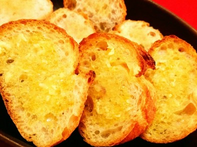 フランスパンのガーリックトーストの写真