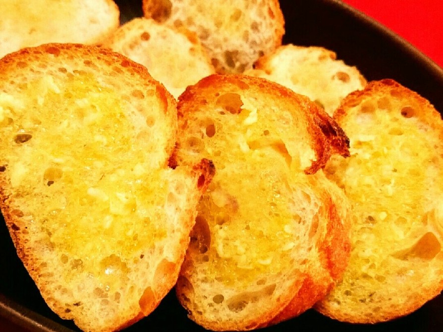 フランスパンのガーリックトーストの画像