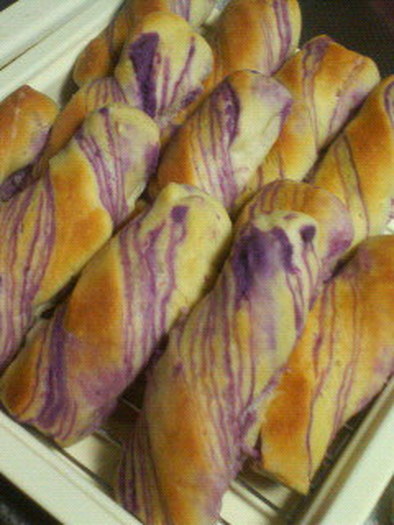 折り込みパン☆紫いもクリームの写真