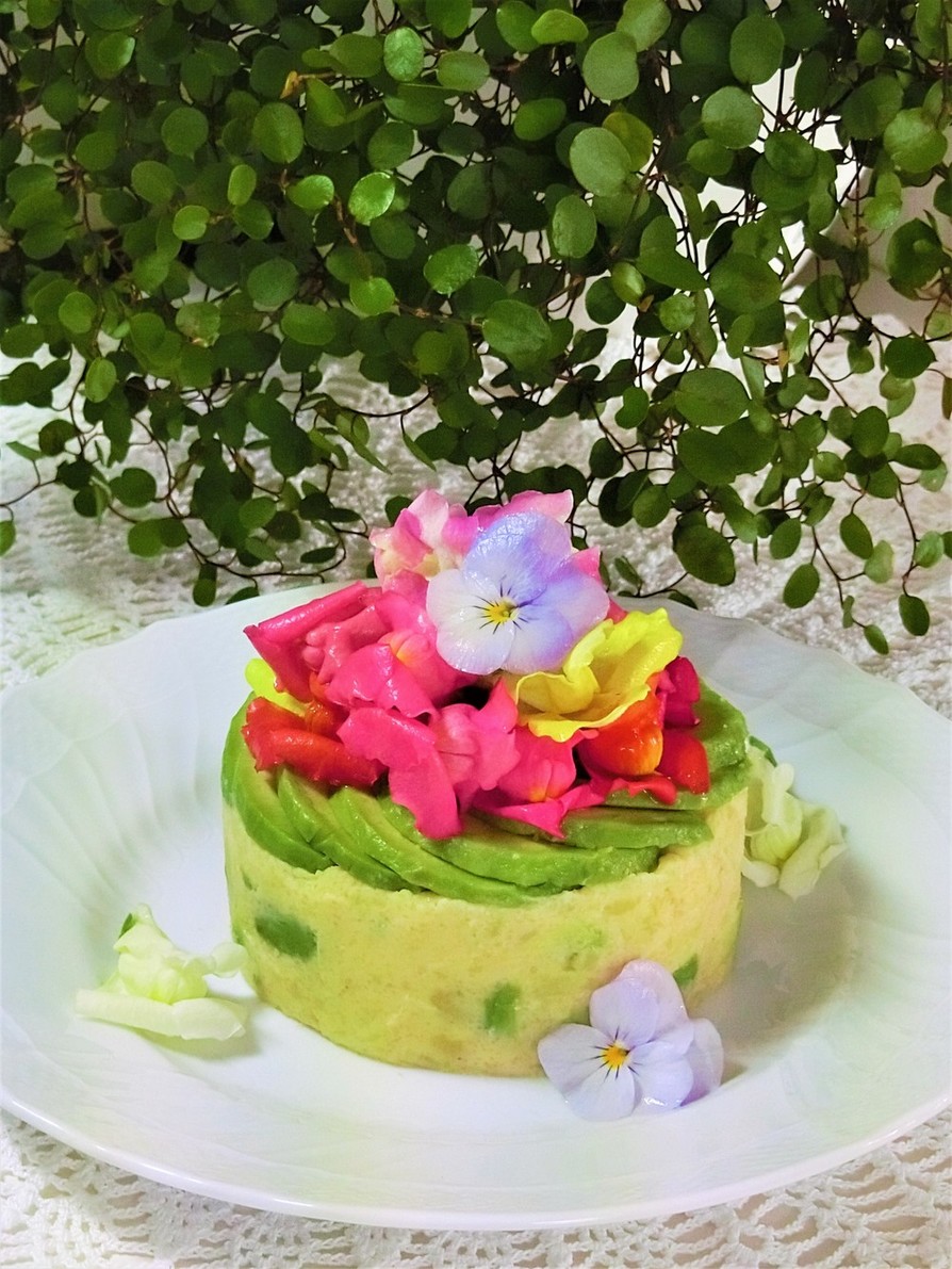 お花のアボカドタラモサラダケーキの画像