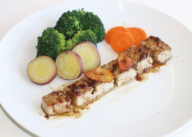 マグロのステーキ ガーリックオニオン醤油