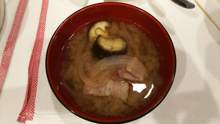 茄子ベーコン玉ねぎのお味噌汁の画像