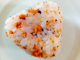 ゆかりと鮭フレークのおにぎり