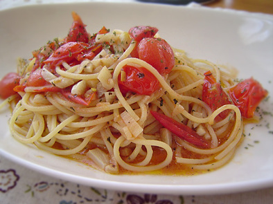 プチトマトとアンチョビのスパゲティの写真