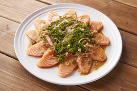 サーモンの香味野菜ごま風味カルパッチョ