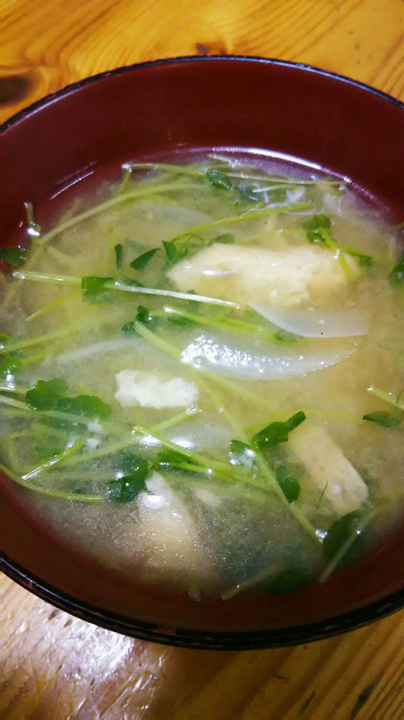 豆苗と玉ねぎの味噌汁の画像
