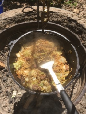 超簡単美味いダッチオーブン焼きそば