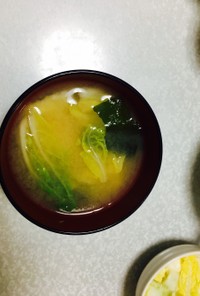 鮮やか緑の味噌汁