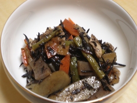 ひじきに何でも入れて煮込んじゃえーー!