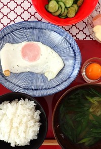 卵黄の卵かけご飯とハム目玉焼きの朝セット