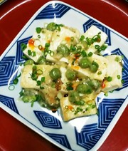 豆腐と塩えんどう豆の炒めものの写真