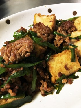 ニラと厚揚げ、ひき肉のオイスター炒め。