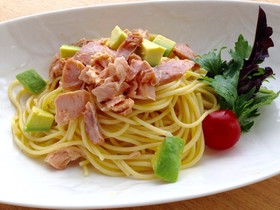 サラダサーモンを使用したパスタ