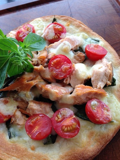 サラダサーモンを使用したピザの写真
