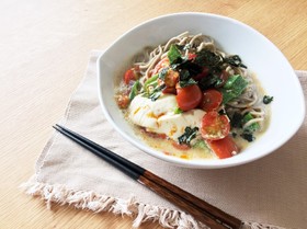 夏でも温かく◎和風トマト豆乳そば