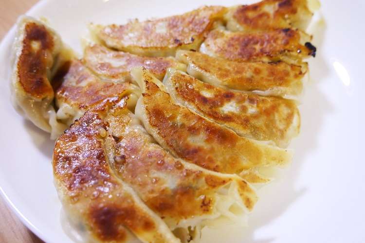 キャベツたっぷりヘルシー焼き餃子 レシピ 作り方 By 佐藤あいり クックパッド 簡単おいしいみんなのレシピが352万品