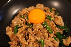 スタミナ満点!豚バラ肉のガリニラ炒め