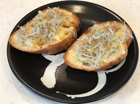 しらすの塩味が美味い、ガーリックトースト
