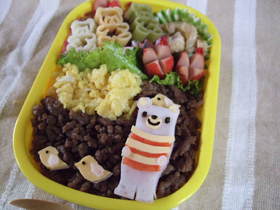 クマさんと小鳥のそぼろ弁当(キャラ弁)