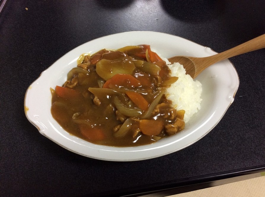 キャンプの定番！カレーライスの画像