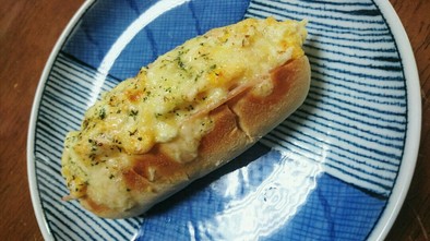 こんがりチーズのエッグハム・ホットドッグの写真