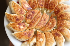 切るのはネギだけ♪お手軽もやし餃子
