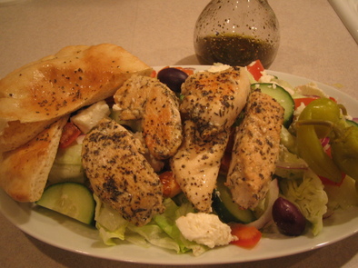 チキンスブラキサラダ(ギリシャ風サラダ）の写真