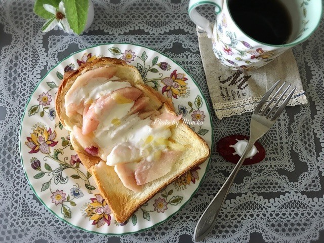 旬の桃のトーストの画像