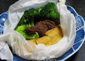 厚揚げとブロッコリーの包み蒸し