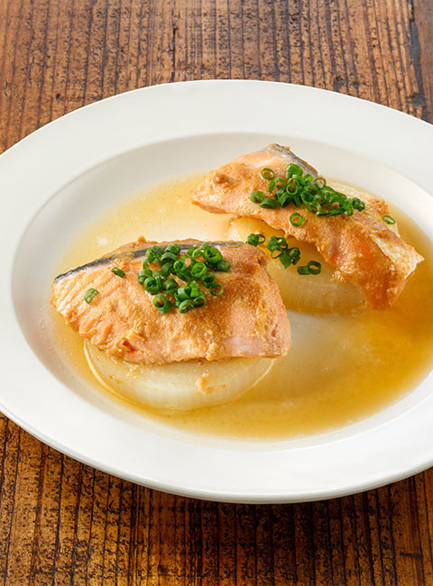生鮭とたまねぎの味噌煮込み蒸しの画像