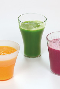 青菜と梨のグリーンジュース(写真中央)