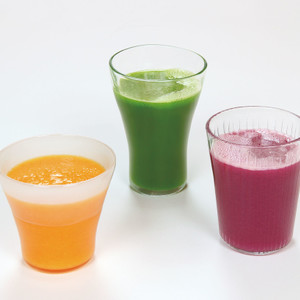 青菜と梨のグリーンジュース(写真中央)