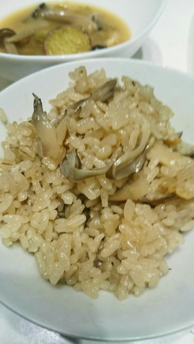 舞茸と押し麦の炊き込みごはん。