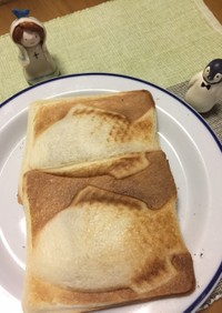 台所ペンギンの1つのパンで2匹の魚