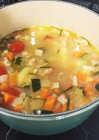身体に優しい押麦と野菜の食べるスープ