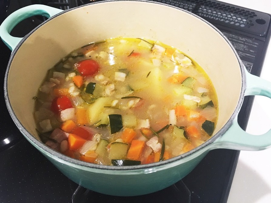 身体に優しい押麦と野菜の食べるスープの画像