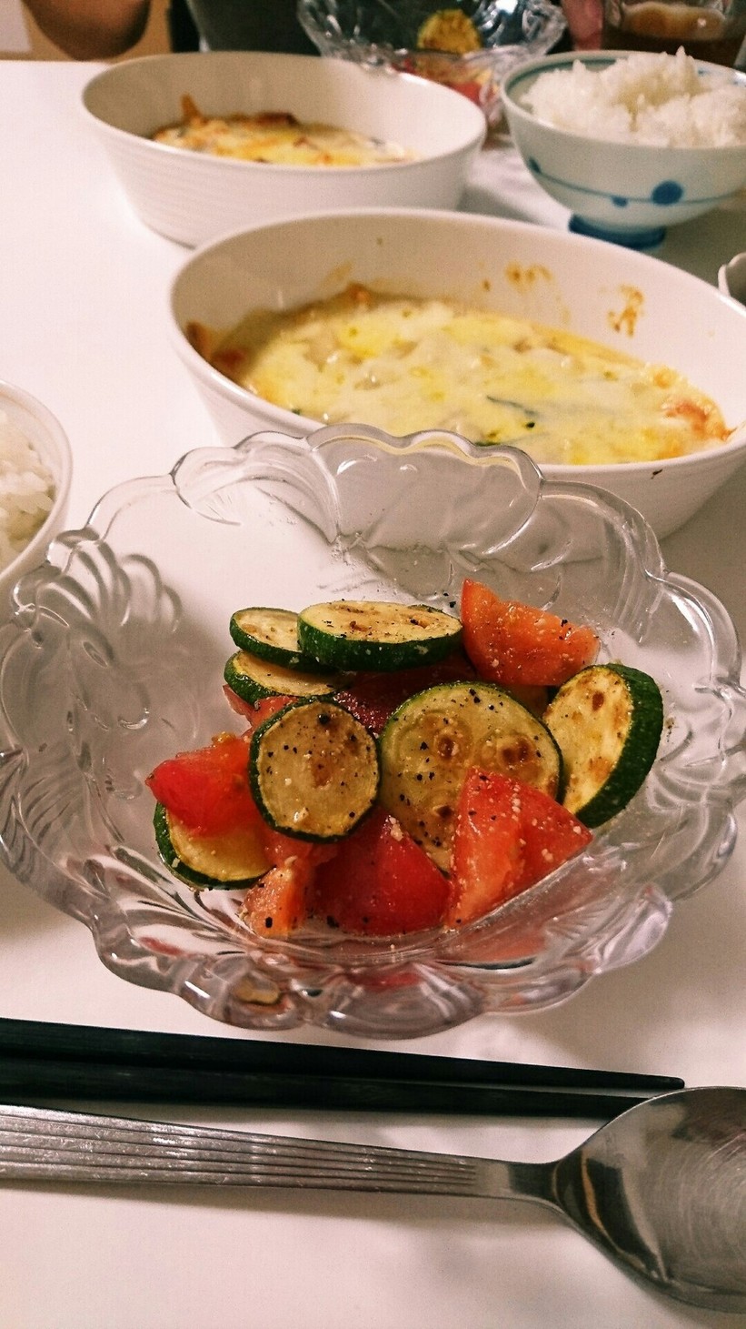 トマトとズッキーニのイタリアンサラダの画像