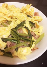 小松菜とベーコンのガリバタ炒め卵のせ